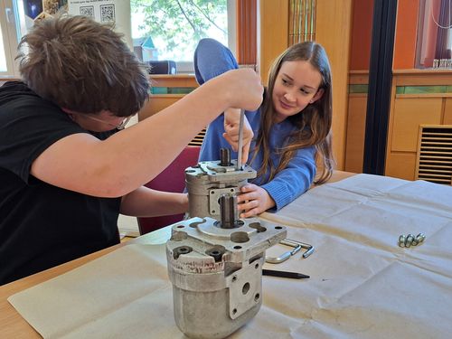 Gép-ésszel gondolkodva, kézzel alkotva 